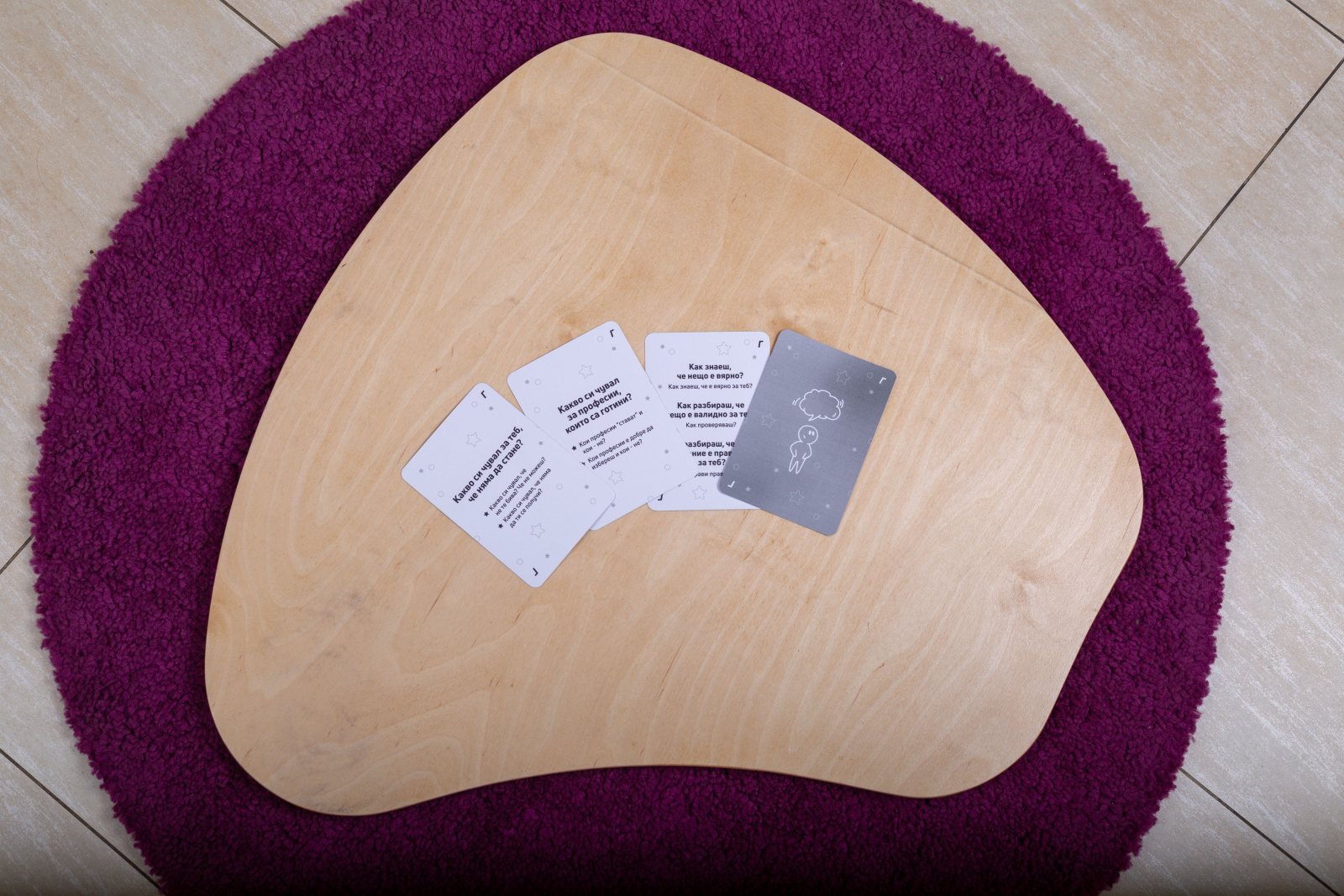 Карти от мисия „В огледалния свят“ върху игровото табло